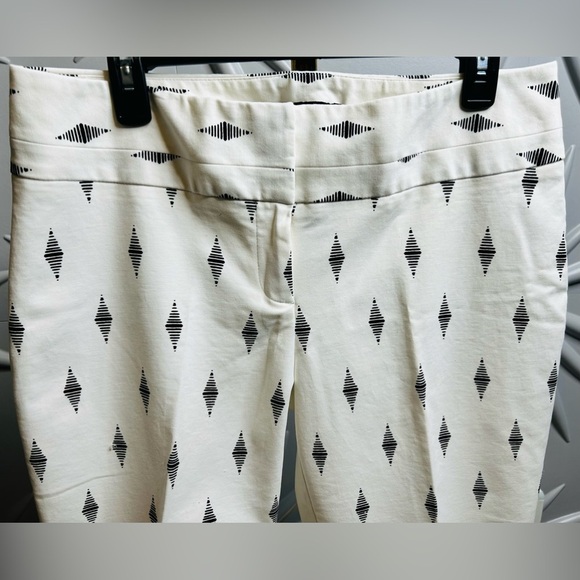APT 9 SZ 12 black & white capri pants w/front zipper & 2 rear pockets, waist 36” - Picture 4 of 6